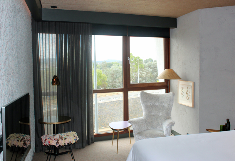 Picture-windows-and-tilt-and-turn-window-hotelroom