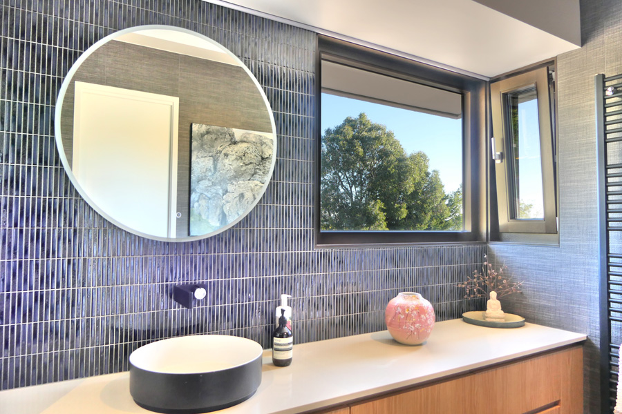 Fixed and tilt and turn window